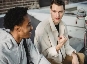 Zwei Personen unterhalten sich